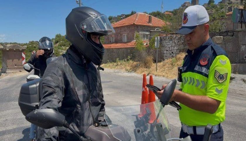 Çanakkale'de jandarmadan motosiklet sürücülerine sıkı denetim