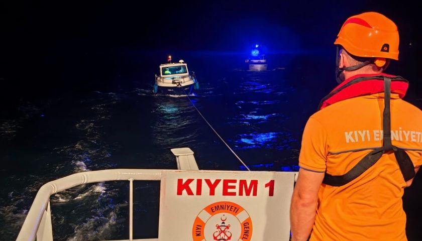 Çanakkale Boğazı’nda sürüklenen tekne kurtarıldı
