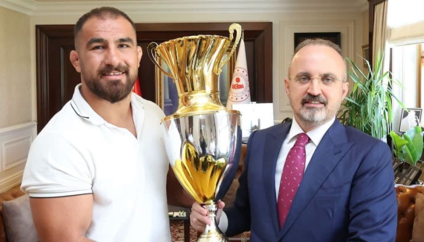 Bülent Turan'dan Kırkpınar'ın gururu Feyzullah Aktürk'e tebrik