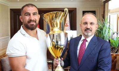Bülent Turan'dan Kırkpınar'ın gururu Feyzullah Aktürk'e tebrik
