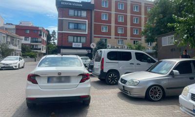 Yol ortasına park etmekten vazgeçmiyorlar!