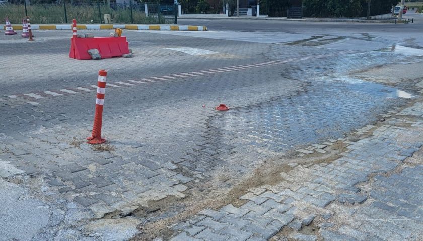 ÇOMÜ Kampüsü Girişinde Su Borusu Patladı: Boşa Akan Su Tepki Çekti