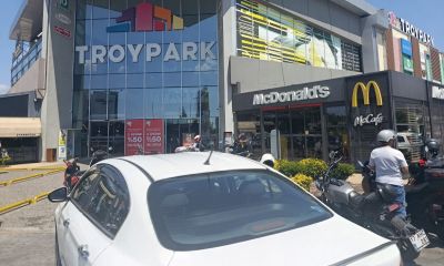 Motosiklet park alanına bırakılan otomobil çıkışı zorlaştırdı