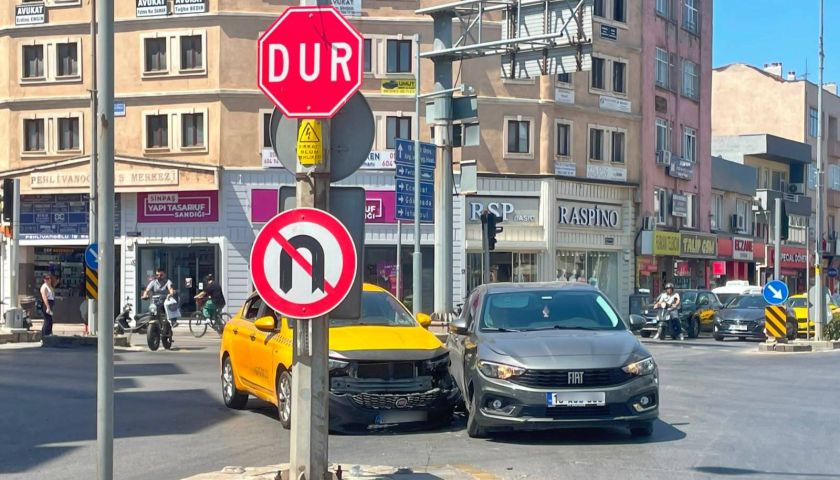 Belediye Kavşağı'nda kaza: Taksi ile Otomobil Çarpıştı