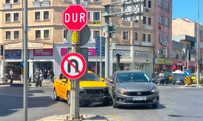 Belediye Kavşağı'nda kaza: Taksi ile Otomobil Çarpıştı