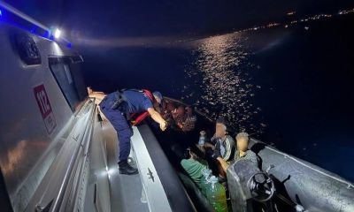 Ezine açıklarında 14 kaçak göçmen yakalandı