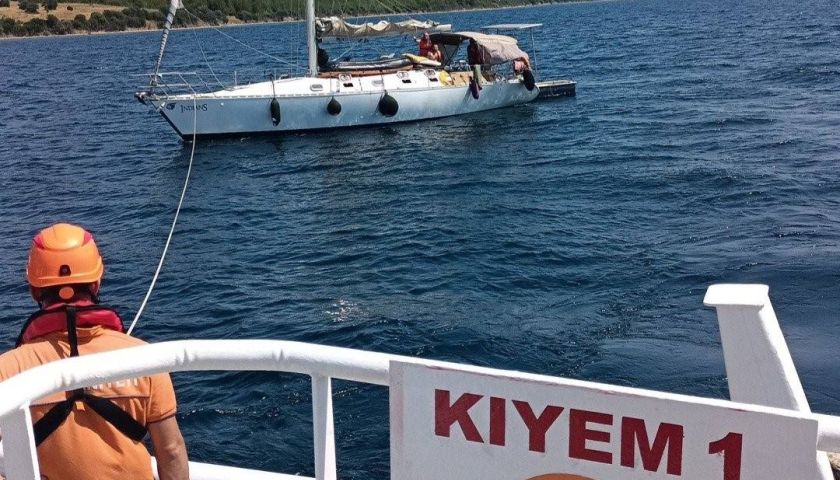 Çanakkale Boğazı’nda sürüklenen tekne kurtarıldı