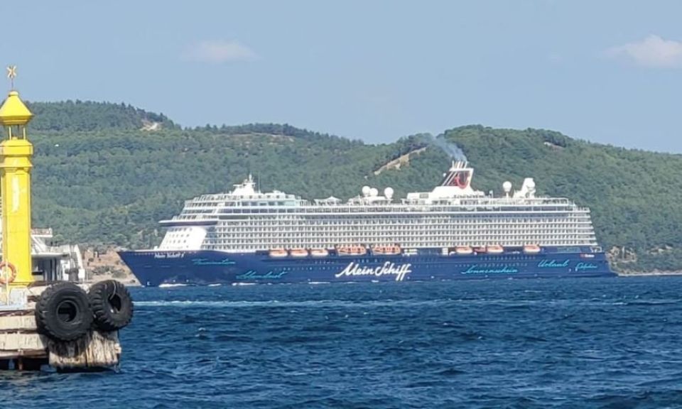 Çanakkale Boğazı’nda dev kruvaziyer gemisi şaşırttı
