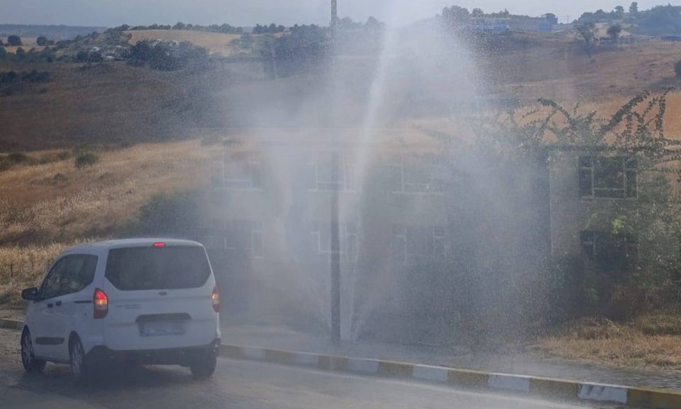 Kampüs girişine yakın noktada su borusu patladı