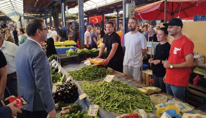  Rıdvan Uz, Cuma Pazarında esnaf ve vatandaşla bir araya geldi