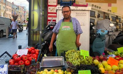 Emekli manav, geçimini seyyar tezgâhla sağlamaya çalışıyor