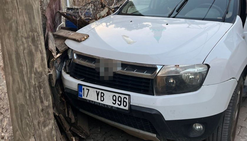 Ayvacık’ta duvara çarpan aracın sürücüsü hayatını kaybetti