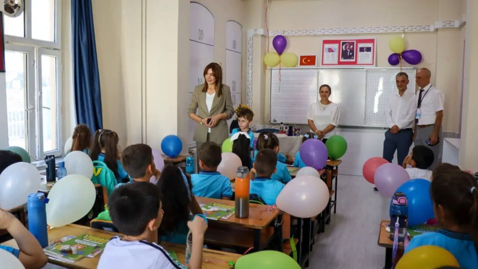 Mine Hayta, Okula Uyum Haftasında 18 Mart İlkokulunu Ziyaret Etti