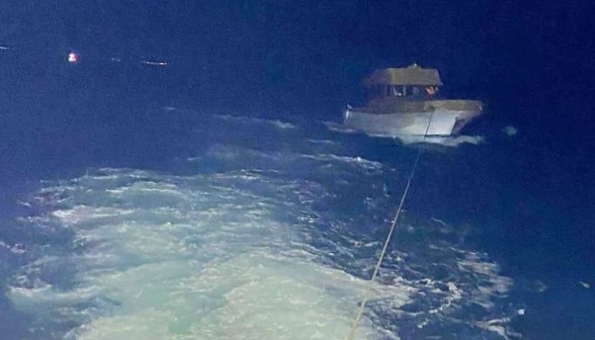 Çanakkale Boğazı'nda içinde 3 kişinin bulunduğu sürüklenen tekne kurtarıldı