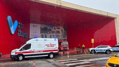Çanakkale'de 17 Burda AVM'deki bir elektronik mağazasında yangın çıktı