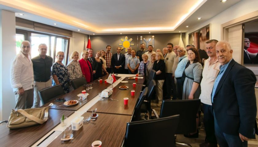 İYİ Parti Çanakkale’de Yeni Katılımlar: Yeni Üyelere Rozetleri Takıldı