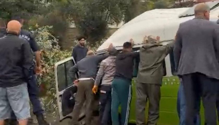 Gökçeada'da minibüs devrildi: 1 ölü, 2 yaralı