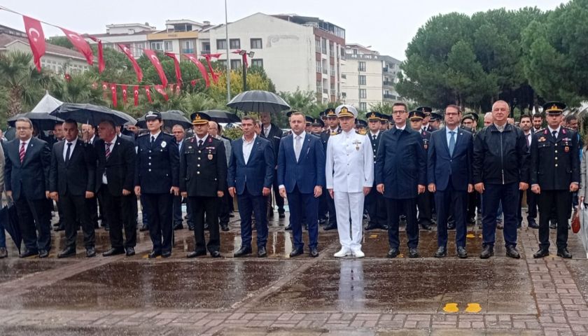 Rıdvan Uz, Ezine’de şehitleri andı, esnafı dinledi