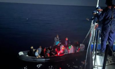 Çanakkale’de arızalanan lastik botla sürüklenen 14 kaçak göçmen kurtarıldı   