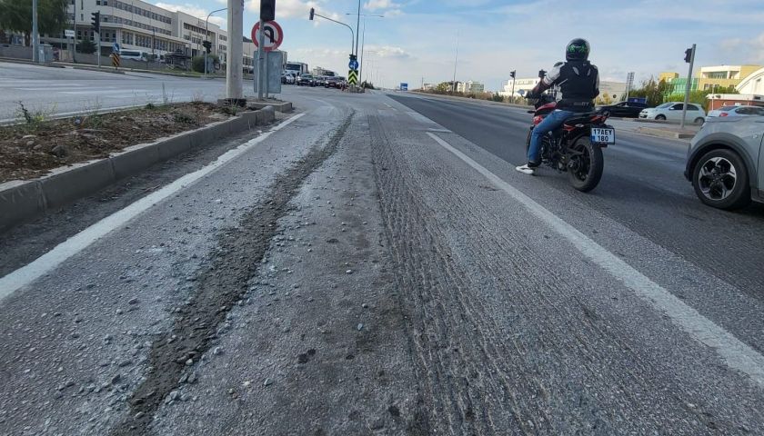 Çanakkale Adliyesi önünde beton tehlikesi: Sürücüler zor anlar yaşadı