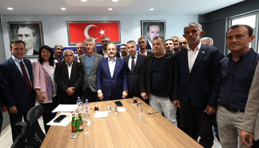 Biga'da AK Parti'ye katılan 3 köy muhtarına rozetleri Turan taktı