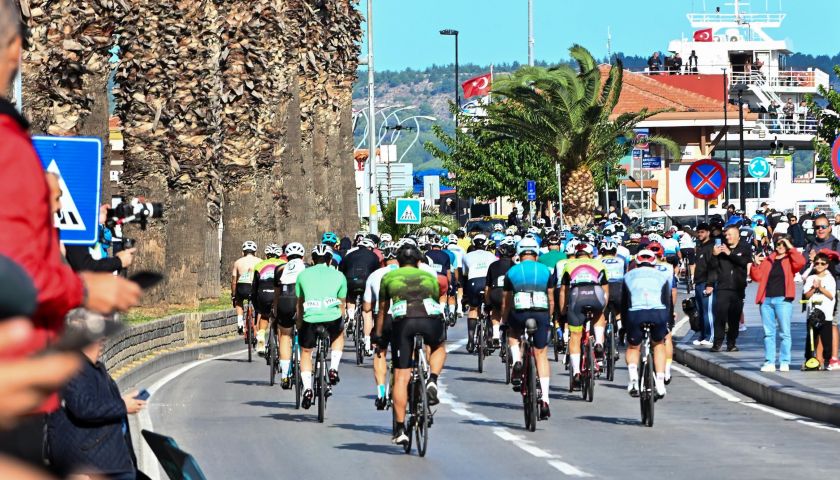 Yaklaşık bin sporcu iki kıtada pedal çevirdi