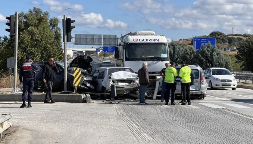 Tankerin Freni Patladı, 4 Otomobile Çarptı