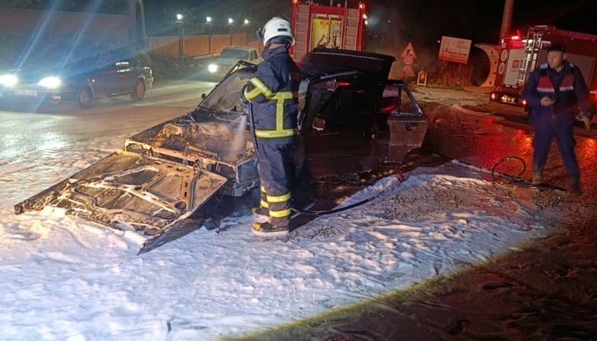 Çan'da seyir halindeki otomobil alev alev yandı