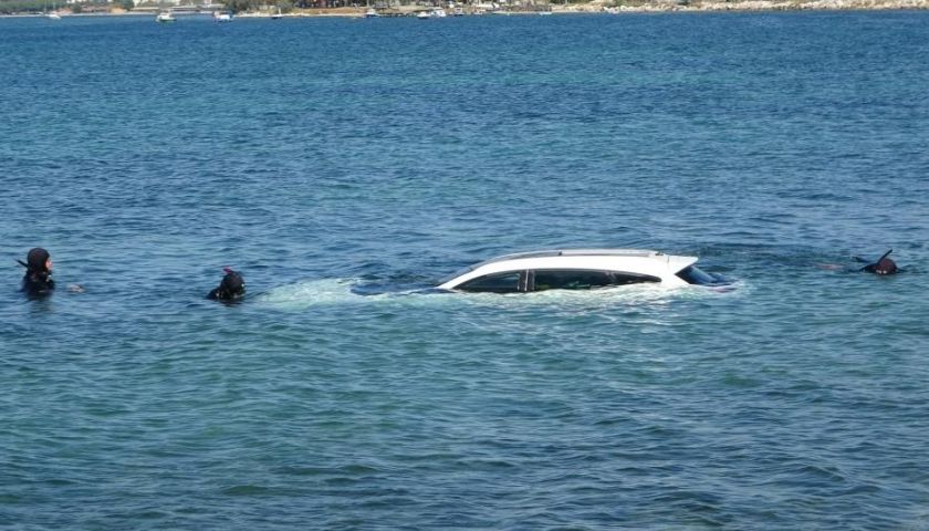 El frenini çekmeyi unuttular, otomobil denize uçtu     