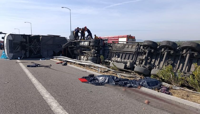 Manisa'da kahreden kaza: 11 kişi hayatını kaybetti