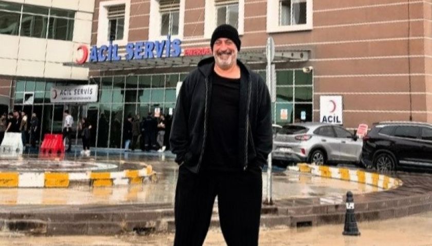 Cem Yılmaz kalp krizinin ardından tedavi gördüğü hastaneye geldi 