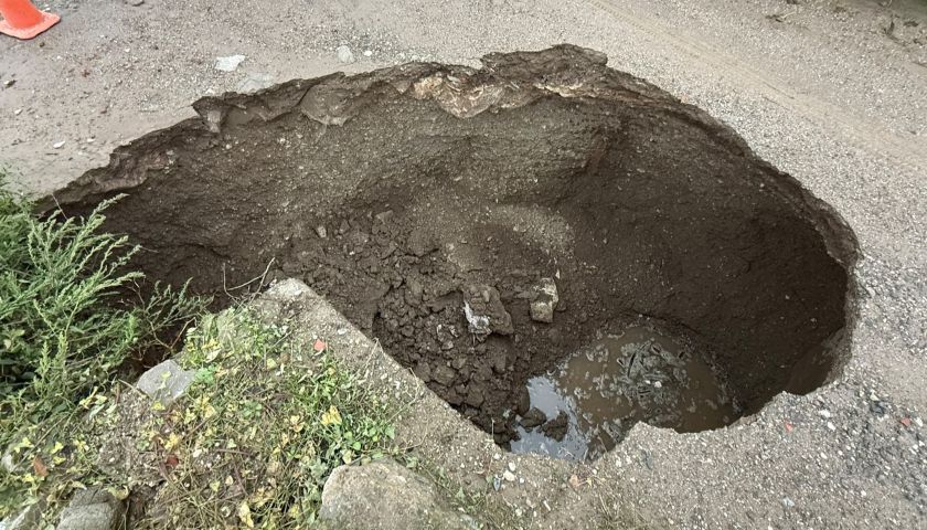 Biga'da sağanak yağışa dayanamayan yol çöktü