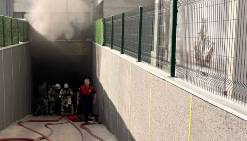Kapalı Otoparkta Araç Yangını! Bina Tedbir Amaçlı Boşaltılıyor