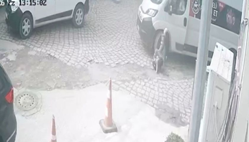 Ayağı minibüsün altında kalan yayanın görüntüleri güvenlik kamerasına yansıdı