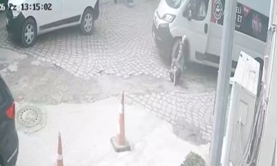 Ayağı minibüsün altında kalan yayanın görüntüleri güvenlik kamerasına yansıdı