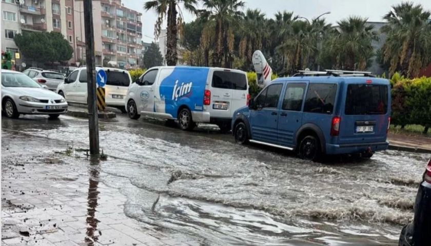 Çanakkale’de aniden bastıran sağanak yağış hayatı felç etti: Yollar göle döndü
