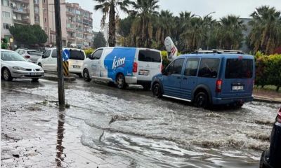 Çanakkale’de aniden bastıran sağanak yağış hayatı felç etti: Yollar göle döndü