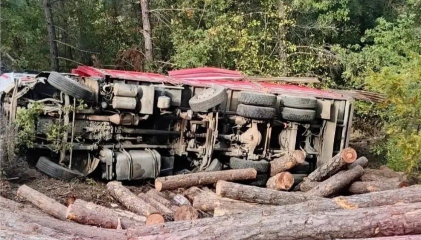 Çanakkale’de yol çöktü, tomruk yüklü kamyon devrildi: 1 ölü, 1 yaralı