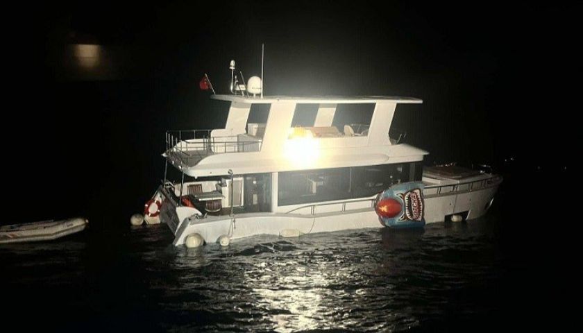 Çanakkale'de batma tehlikesi geçiren teknedeki 2 kişi kurtarıldı