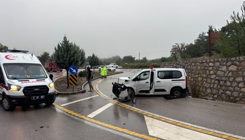 Ayvacık'ta hafif ticari araç takla attı, sürücü yaralandı