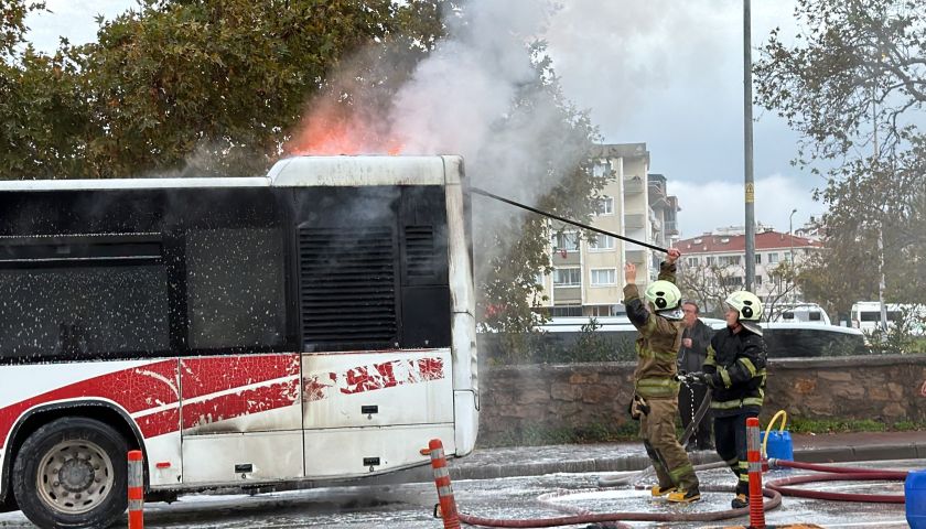  Çanakkale’de özel halk otobüsü alev alev yandı