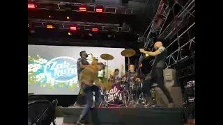 Zakkum'dan konserde çiçekli davul şov!