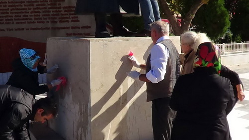 MHP'liler Atatürk büstünü temizledi