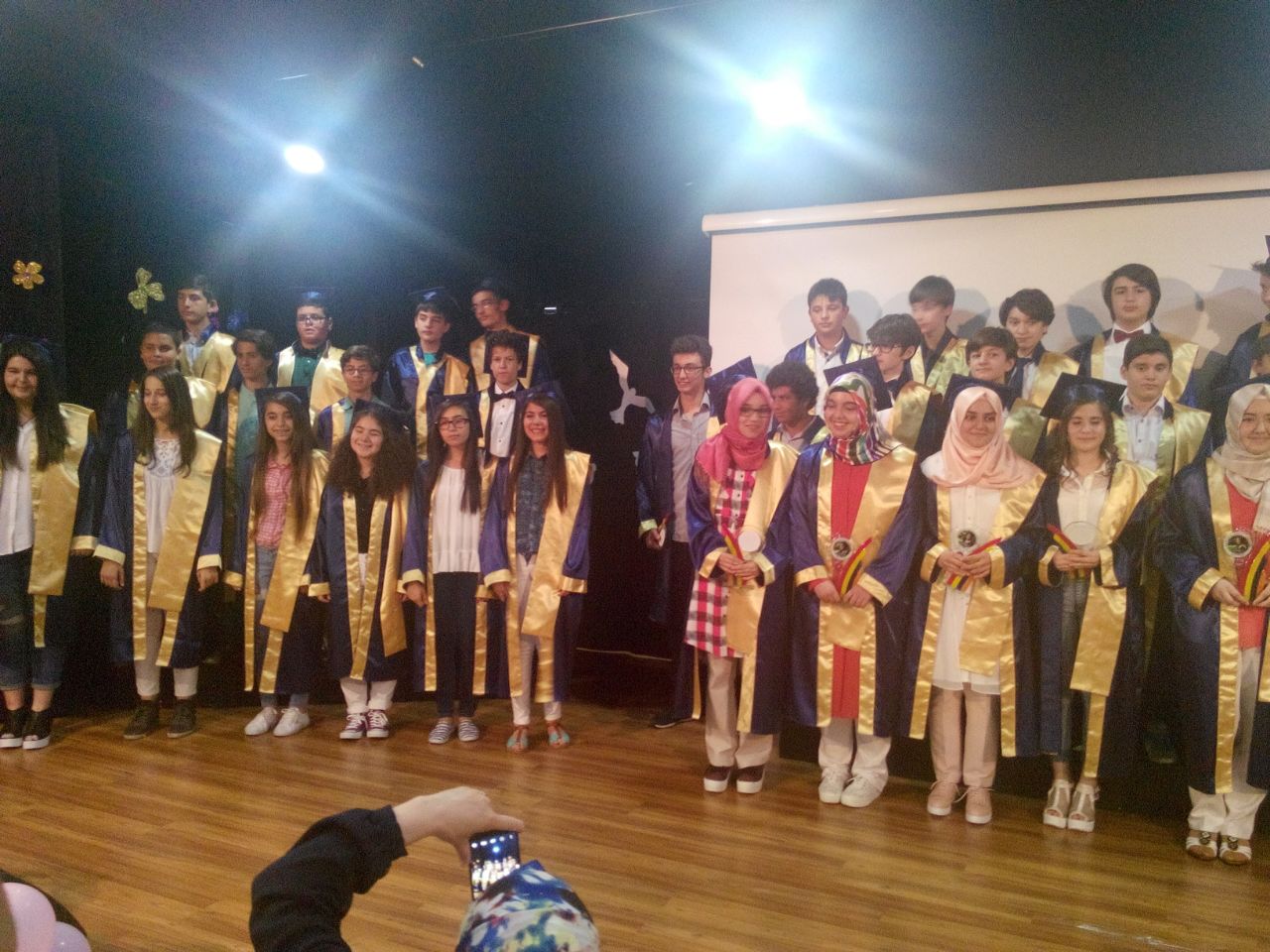 Gökkuşağı mezunlarını uğurladı