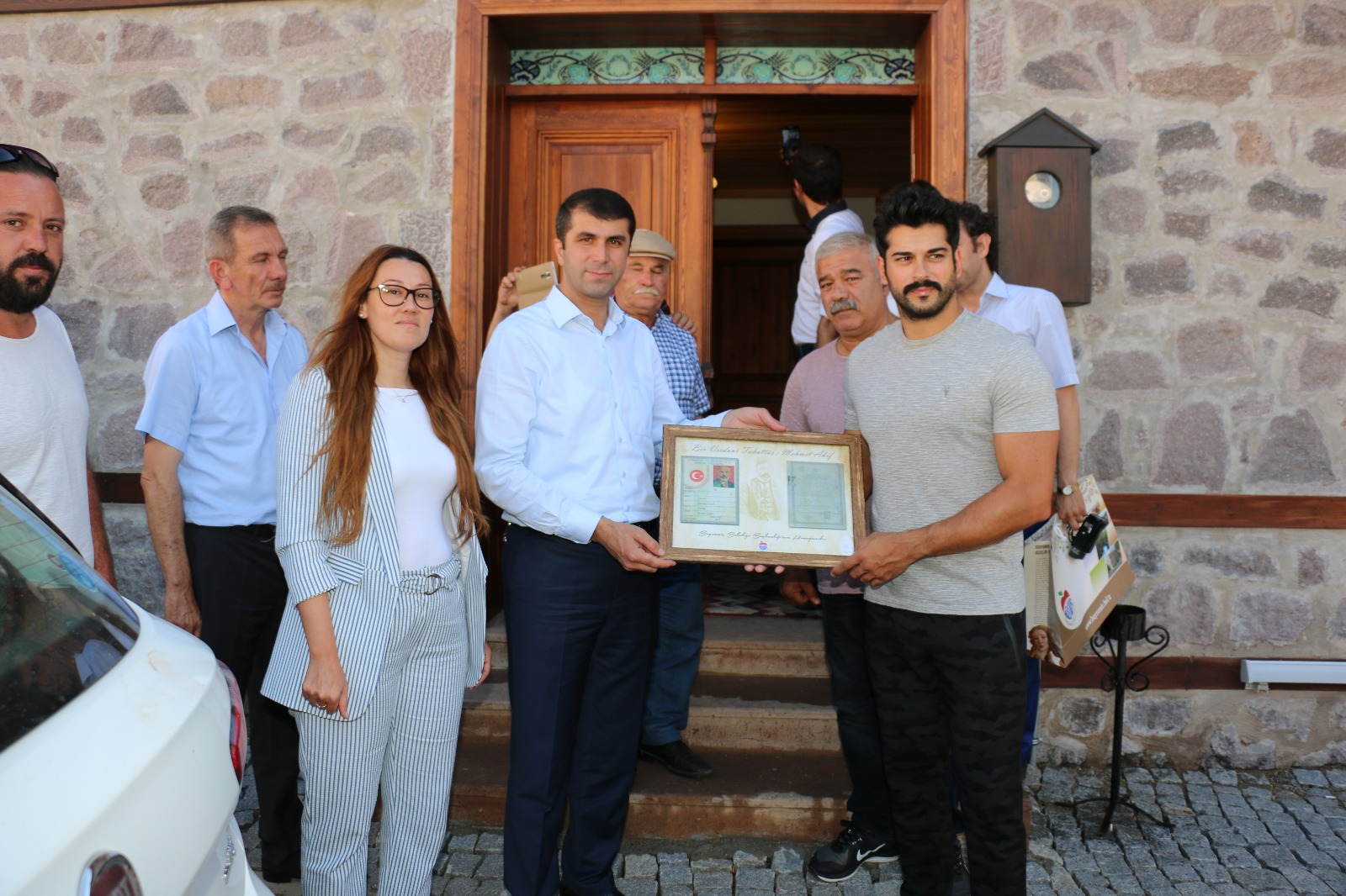 Ünlü oyuncu Burak Özçivit Bayramiç'teydi 