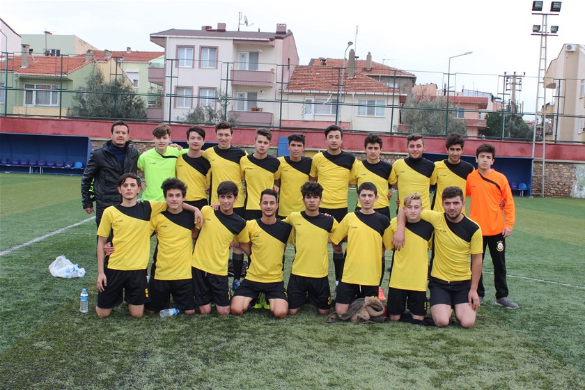 Liseler futbolda kapışıyor