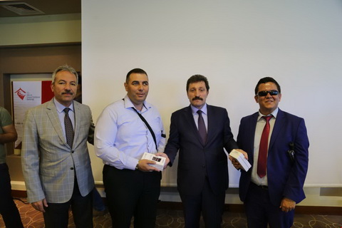 Vali Tavlı, görme engellilere 'Gören Göz' dağıttı 