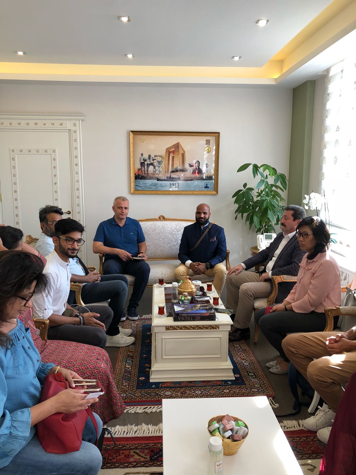 Hintli basın mensupları Vali Talı'yı ziyaret etti... 