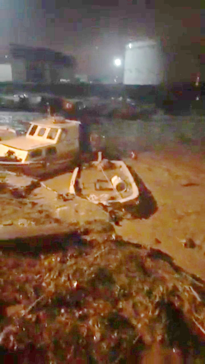 Kepez Çayı taştı... 10'dan fazla tekne battı