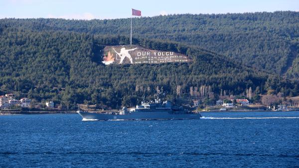 Rus savaş gemisi ve askeri römorkörü Çanakkale Boğazı'ndan geçti 